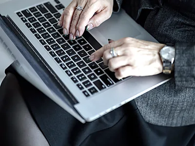 Mani che scrivono al computer