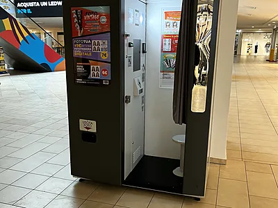 Una cabina per fototessere in un centro commerciale