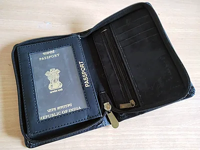 Passaporto indiano in un portadocumenti